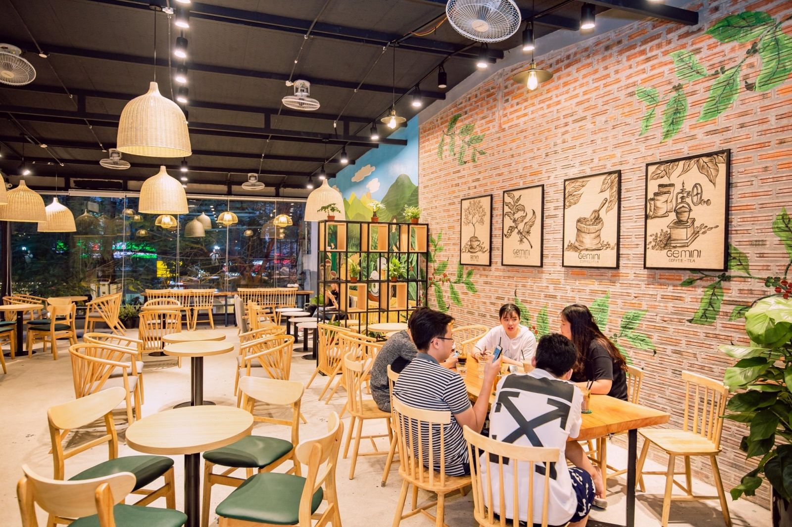Quán cafe đường Hồ Tùng Mậu là một địa điểm phổ biến để trò chuyện và thưởng thức cà phê thông qua sự kiện nghệ thuật và âm nhạc trở lại. Tại đây, bạn có thể đắm mình trong không gian thoải mái và thư giãn, cùng thưởng thức những ly cà phê thơm ngon nhất.