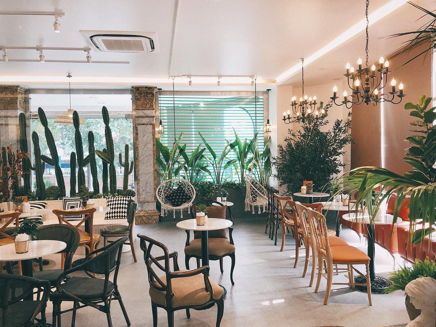 Với thiết kế đẹp mắt, không gian ấm cúng và menu đa dạng, quán luôn thu hút khách đến thưởng thức những ly cà phê ngon và thư giãn sau những giờ làm việc căng thẳng. Các bạn trẻ có thể thỏa sức \