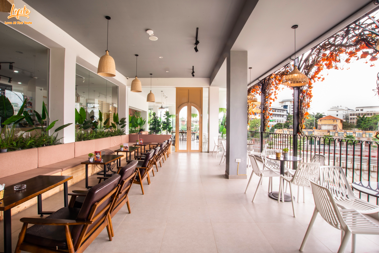 Quán cafe Lofita là nơi lý tưởng để bạn có thể tận hưởng hương vị cà phê đậm đà và trò chuyện cùng bạn bè. Với không gian thiết kế hiện đại và ấm cúng, quán cafe Lofita là địa điểm yêu thích của những ai yêu công nghệ và thích trải nghiệm mới lạ.