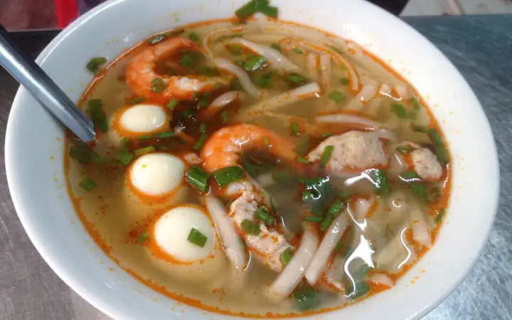 Bánh Canh Huế: Bí Quyết Nước Dùng Trong Vắt Và Sợi Bánh Đàn Hồi Từ Quán Bà Đợi