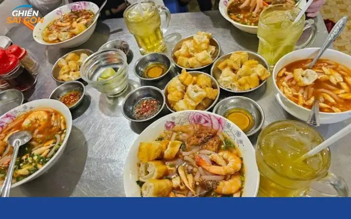 Review Chi Tiết Quán Bánh Canh Cua Hoàng Lan: Hương Vị 30 Năm Khó Quên
