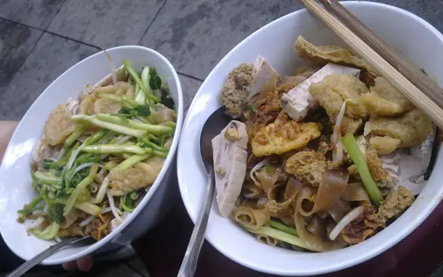Review Chi Tiết Quán Bánh Đa Trộn Hàng Chĩnh: Hương Vị Đậm Đà Giữa Lòng Phố Cổ