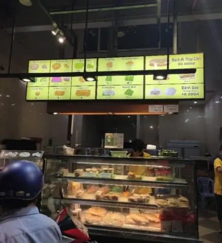 Đánh Giá Chi Tiết Bánh Mì 110 Hoàng Văn Thụ: Di Sản Ẩm Thực Phú Nhuận