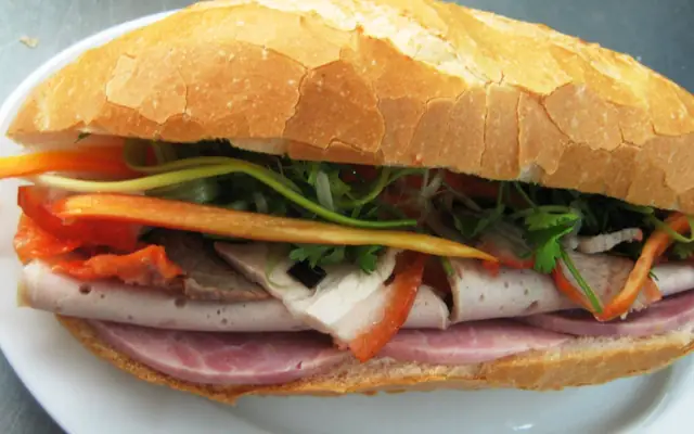 Review Bánh Mì & Sữa Bắp 122 Bùi Thị Xuân: Tiệm Bánh Ngon Giá Sinh Viên?