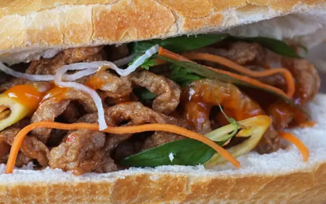Review Bánh Mì Cá Hàng Xanh: Quán Ăn Vặt Giá Rẻ Nhưng Có Đáng Thử?