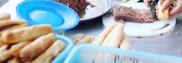 Bánh Mì Cay Bà Già Hải Phòng: Hương Vị Gia Truyền Chỉ 2.000 Đồng