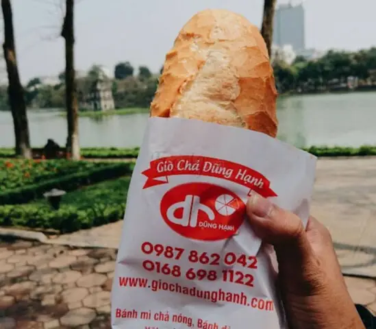 Đánh Giá Chi Tiết Bánh Mì Chả Nóng Dũng Hạnh: Biểu Tượng Ẩm Thực Đường Phố Hà Nội