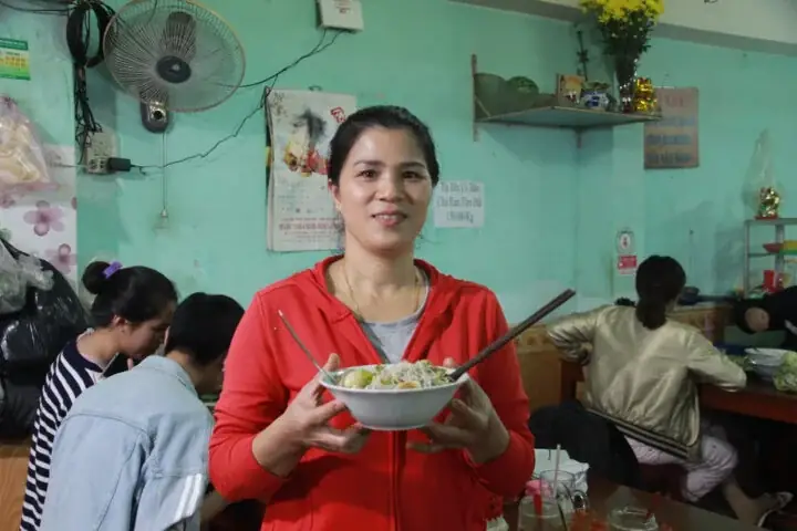 Bánh Mì Hấp Cô Giang: Review Chi Tiết Quán Ăn Gia Truyền Gần Chợ Cô Giang