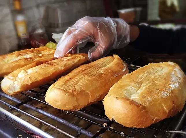 Bánh Mì Nướng Muối Ớt Hà Nội: Hướng Dẫn Tổng Tập Về Công Thức & Bí Quyết