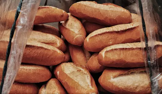 Review Chi Tiết Bánh Mì Trần Quang Khải: Sự Kết Hợp Hoàn Hảo Với Xì Dầu Maggi Würz