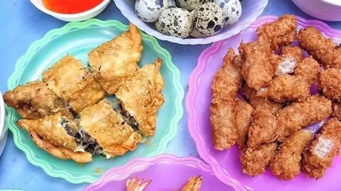 Review Quán Bánh Tôm Cô Oanh Lê Đại Hành: Trải Nghiệm Hương Vị Giòn Rụm Đậm Chất Hà Nội