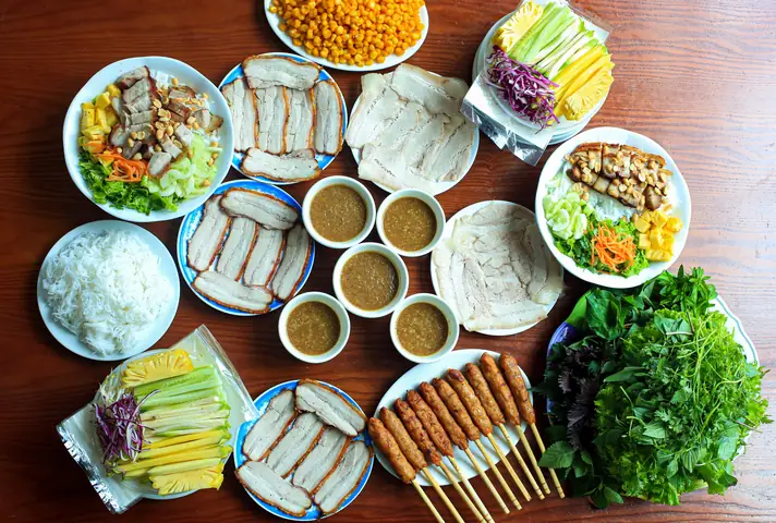 Review Bánh Tráng Cuốn Hoàng Bèo: Hương Vị Miền Trung Đích Thực Tại Hà Nội