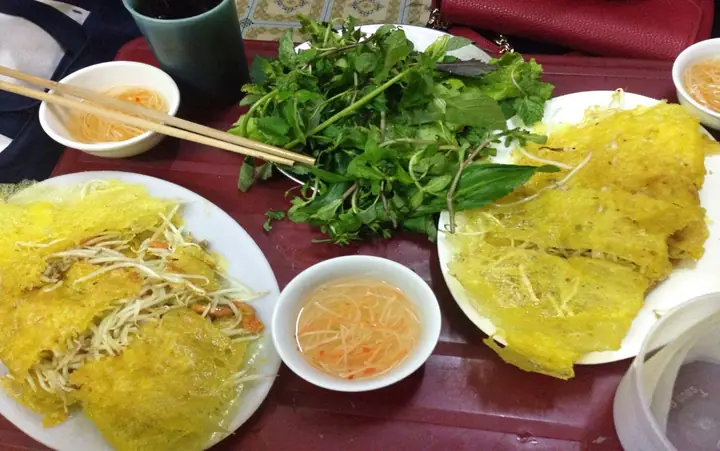 Review Quán Bánh Xèo Tôn Đức Thắng: Vỏ Giòn, Giá Rẻ Nhưng Không Gian Chật
