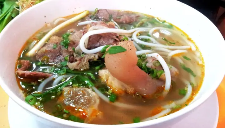 Review Chi Tiết Quán Bún Bò 725 Hoàng Sa: Trải Nghiệm Món Huế Đậm Đà Giữa Lòng Sài Gòn
