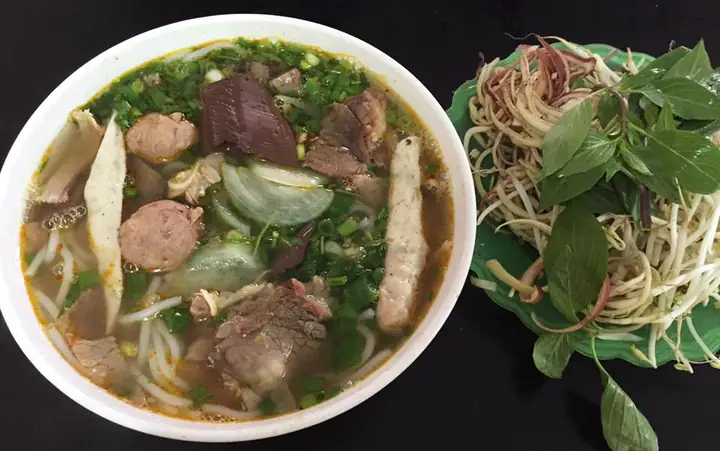 Review Quán Bún Bò Huế 65 Đường Láng: Đánh Giá Chi Tiết Và Trải Nghiệm Thực Tế