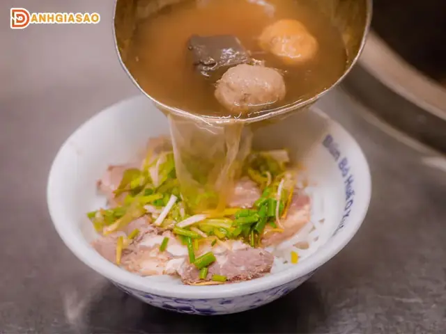Bún Bò Huế Cố Đô: Bí Quyết Nước Dùng Gia Truyền Và Trải Nghiện Toàn Diện Tại Hà Nội