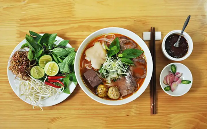 Review Bún Bò Huế Kim Long: Trải Nghiệm Thực Tế Tại Quán Cô Mai Huế