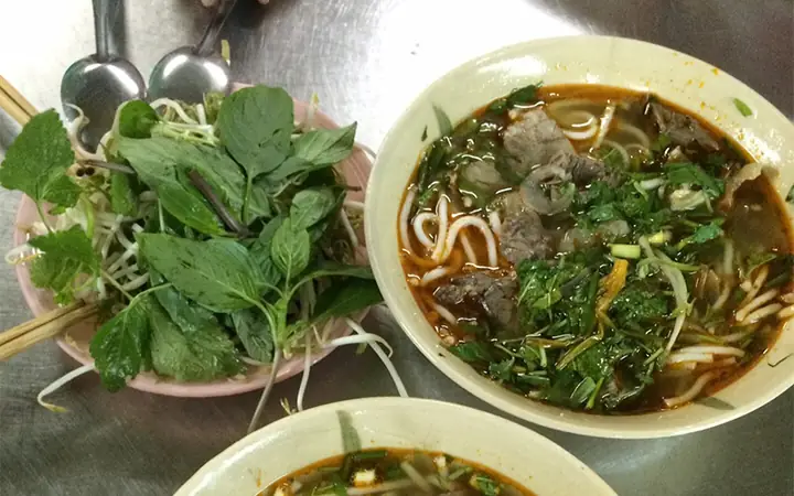 Bún Bò Huế Lam Sơn: Review Chi Tiết Quán Ăn Gia Đình Ở Thủ Đức
