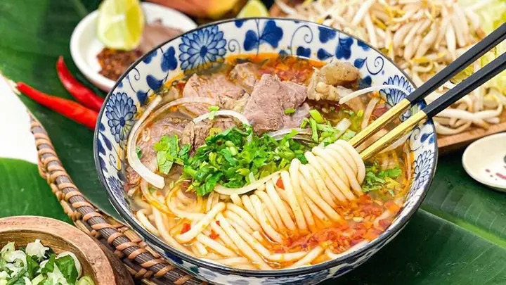 Bún Bò Huế Quy Nhơn: Khám Phá Hương Vị Đậm Đà Chuẩn Xứ Huế Giữa Lòng Đất Nẫu