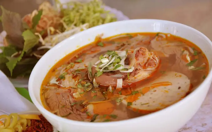 Review Chi Tiết Quán Bún Bò Huế Lâm Văn Bền: Trải Nghiệm Chất Lượng Giữa Lòng Quận 7