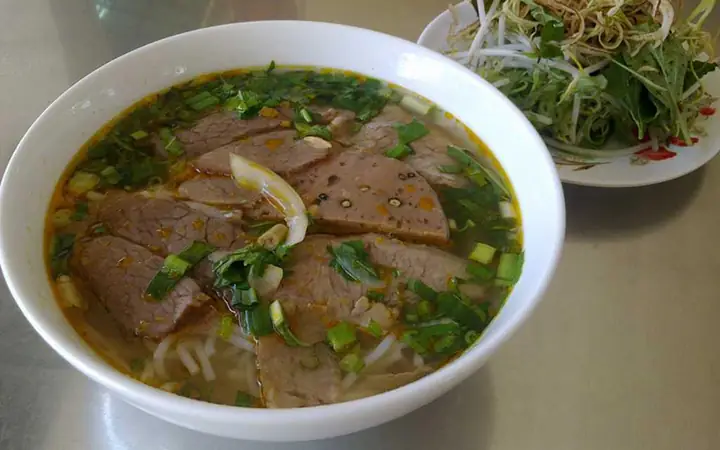 Review Bún Bò O Thiện Nguyễn Trọng Tuyển: Trải Nghiệm Thực Tế & Đánh Giá Khách Quan