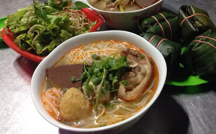 Review Chi Tiết Quán Bún Bò Mỹ Tâm Trần Cao Vân: Trải Nghiệm Món Huế Đậm Chất Quán Cóc