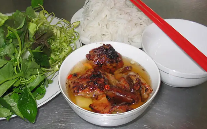 Review Quán Bún Chả Cao Triều Phát: Trải Nghiệm Hương Vị Hà Nội Ở Quận 7