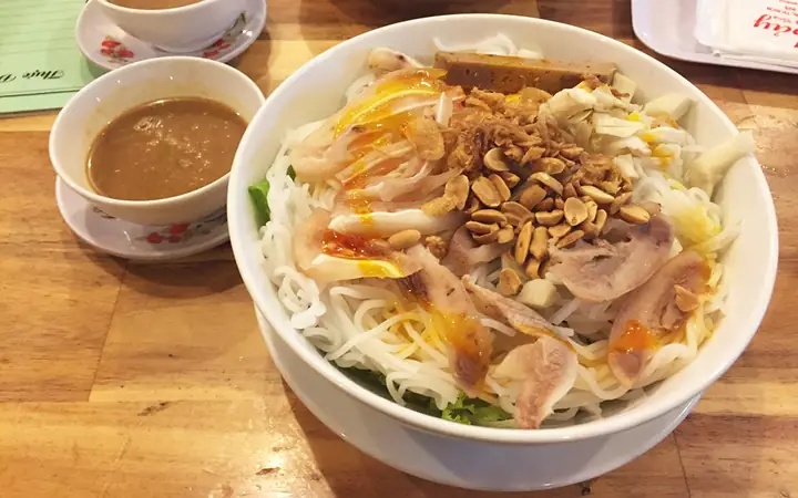 Review Bún Mắm Nêm Dì Bảy: Trải Nghiệm Hương Vị Đậm Chất Miền Trung Giữa Lòng Sài Gòn