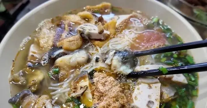 Review Bún Riêu Chợ Đồng Xuân: Bát 80.000 Đồng Có Đáng Tiền?