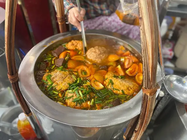 Review Bún Riêu Gánh Chợ Bến Thành: Gia Truyền 45 Năm Giữa Lòng Sài Gòn