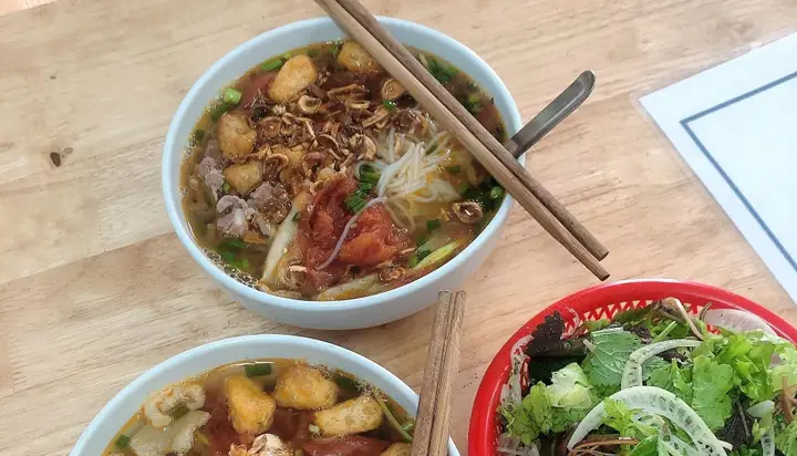 Review Quán Bún Riêu Cô Sáu Hoàng Hoa Thám: Trải Nghiệm Hương Vị Quê Nhà Trong Phố Cổ