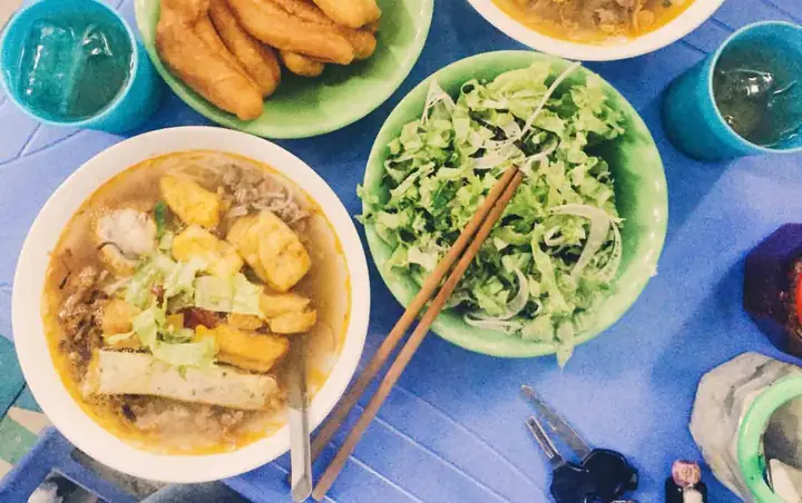 Review Quán Bún Riêu Ngõ Đình Đại: Trải Nghiệm Hương Vị Quê Nhà Giữa Lòng Hà Nội