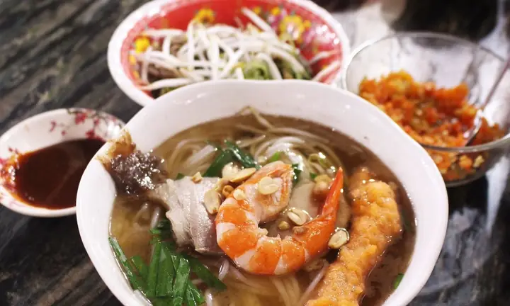 Bún Suông Chợ Bến Thành: Món Ăn Sáng Đặc Trưng Với Con Suông Dai Giòn