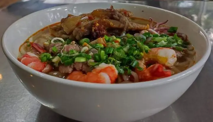 Review Quán Hồng Đà Lạt: Bún Bò & Bún Thái Hải Sản Đáng Thử?