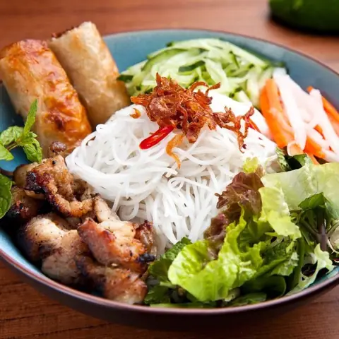 Đánh Giá Chi Tiết Quán Bún Thịt Nướng Cô Lan: Trải Nghiệm Ẩm Thực Đậm Chất Quận 5