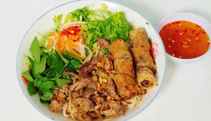 Cách Làm Bún Thịt Xào Chả Giò Chuẩn Vị Miền Tây