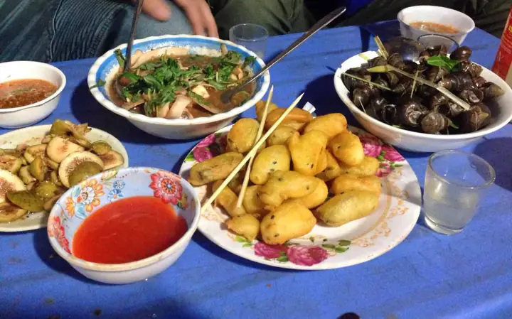 Khu Ăn Vặt Triều Khúc: Trải Nghiệm Ẩm Thực Vỉa Hè Quen Thuộc Ở Hà Nội