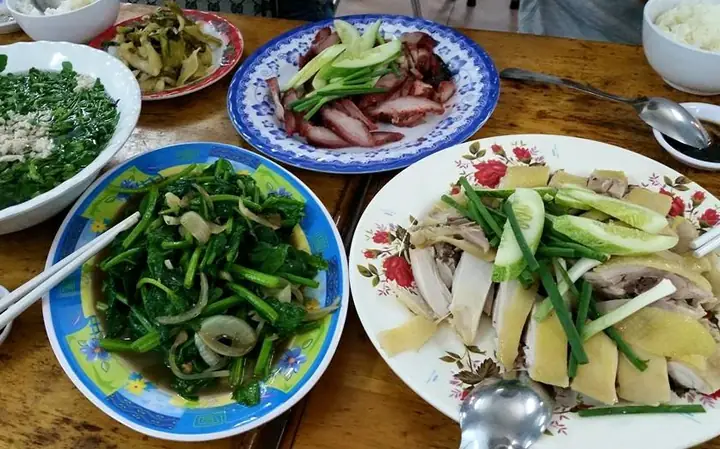 Review Cơm Gà Hồng Phát Hoàng Văn Thụ: Đánh Giá Thực Tế Về Món Ăn, Giá Cả Và Dịch Vụ