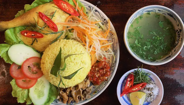 Review Chi Tiết Quán Cơm Gà Khu Phố 4: Trải Nghiệm Ẩm Thực Đậm Đà Giữa Lòng Thành Phố Vinh