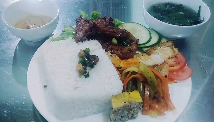 Đánh Giá Chi Tiết Cơm Tấm Cali - Lý Thường Kiệt: Món Ăn Đường Phố Đúng Điệu Tại Đông Hà