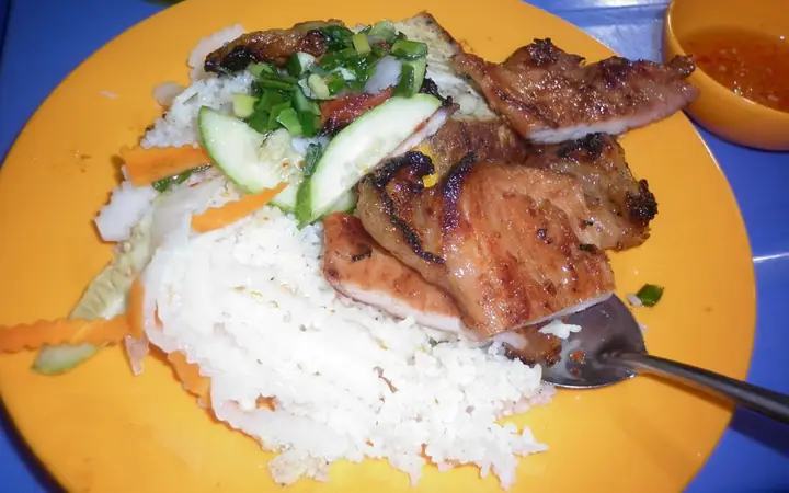 Review Quán Cơm Tấm Tuyết Cây Gõ: Bình Dân Nhưng Đậm Đà Hương Vị