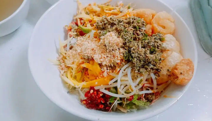 Đặc Sản Huế: Khám Phá Hương Vị Xưa Củ Tại Quán Hương Giang