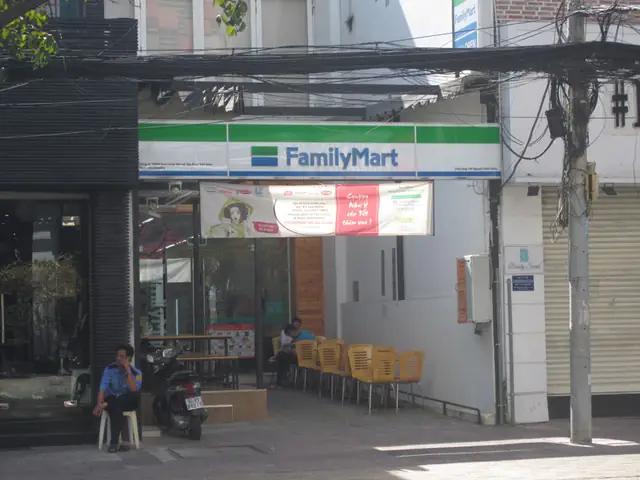 Family Mart Nguyễn Đình Chiểu