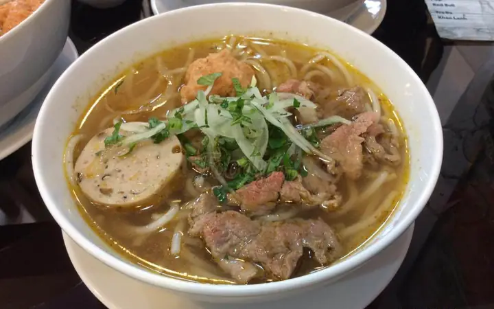 Review Chi Tiết Quán Bún Bò Hẻm 134 Lý Chính Thắng: Trải Nghiệm Hương Vị Huế Giữa Lòng Sài Gòn