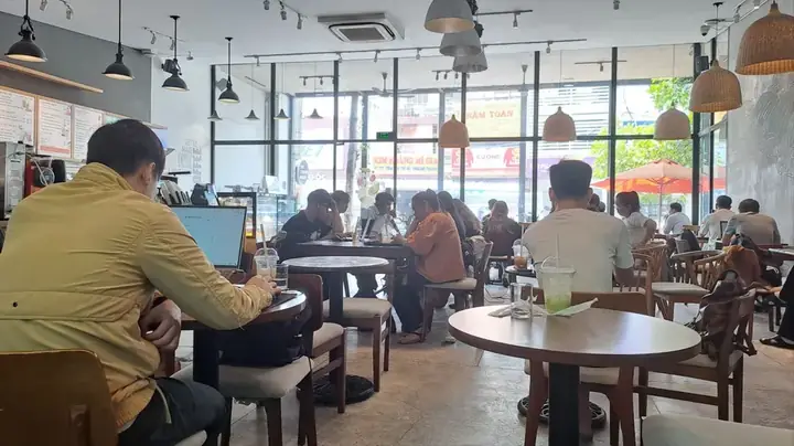 Review Chi Tiết Highlands Coffee Nguyễn Trọng Tuyển: Trải Nghiệm Cà Phê Chuẩn Vị Trong Lòng Quận 1
