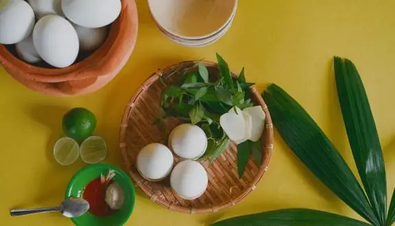 Review Quán Hột Vịt Lộn Trung Hiếu: Địa Chỉ Ăn Vặt Thơm Ngon Trên Đường Số 9