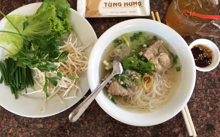 Review Quán Ăn Tùng Hưng: Hủ Tiếu Mì Sườn Trần Hưng Đạo