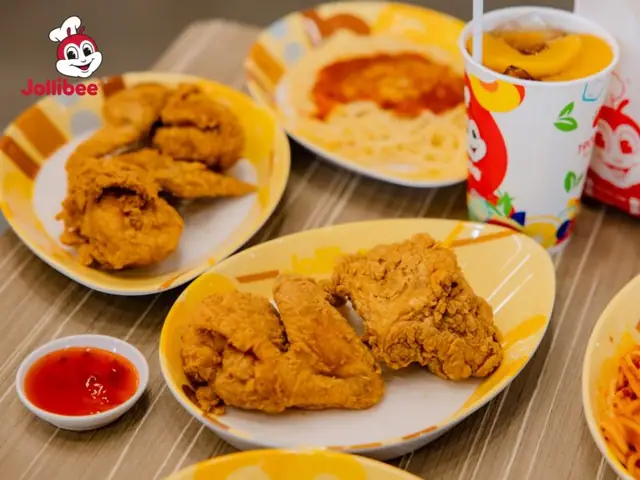 Review Chi Tiết Jollibee Gigamall Phạm Văn Đồng: Trải Nghiệm Thực Tế & Đánh Giá Khách Quan