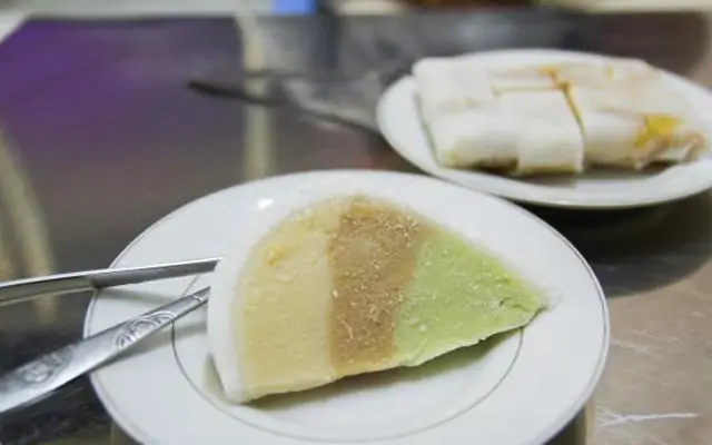 Review Quán Kem Dừa Nguyễn Chí Thanh: Kem Miếng Ngon Giá Rẻ, Đáng Thử?