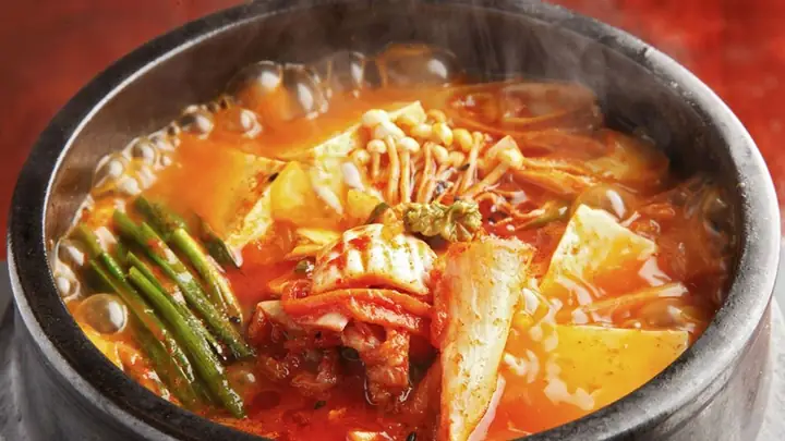 Cách Nấu Lẩu Sườn Bò Kim Chi Chuẩn Vị Hàn Quốc Tại Nhà